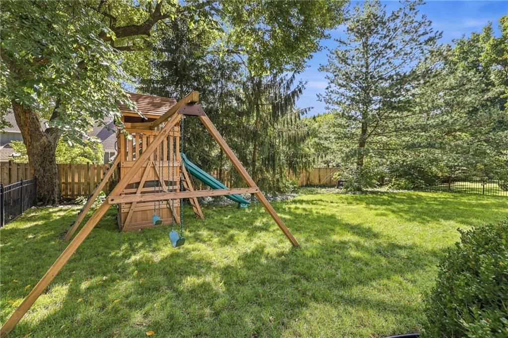 Photo 74 of 84 - 4001 W 101st Terrace, Overland Park, KS 66207