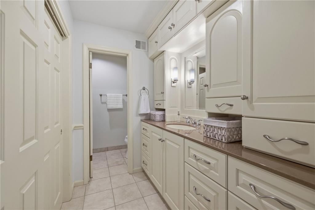 Photo 62 of 84 - 4001 W 101st Terrace, Overland Park, KS 66207