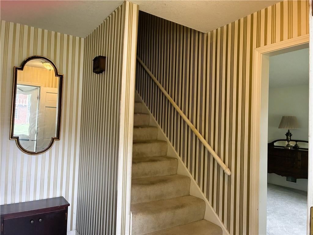1212 SW Horizon Drive, Blue Springs, MO: listing photo 2
