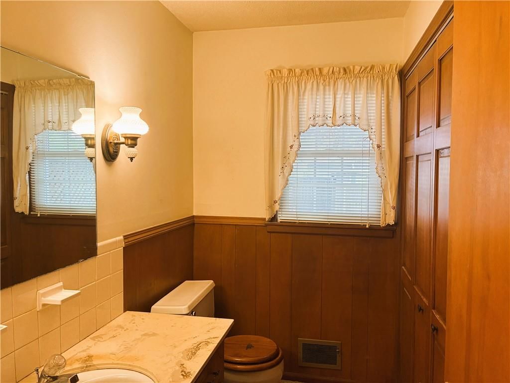 Photo 6 of 26 - 1212 SW Horizon Drive, Blue Springs, MO 64015