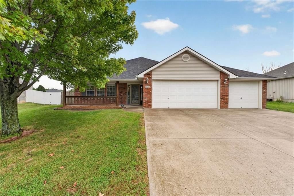 507 SW Cross Creek Drive — photo 1
