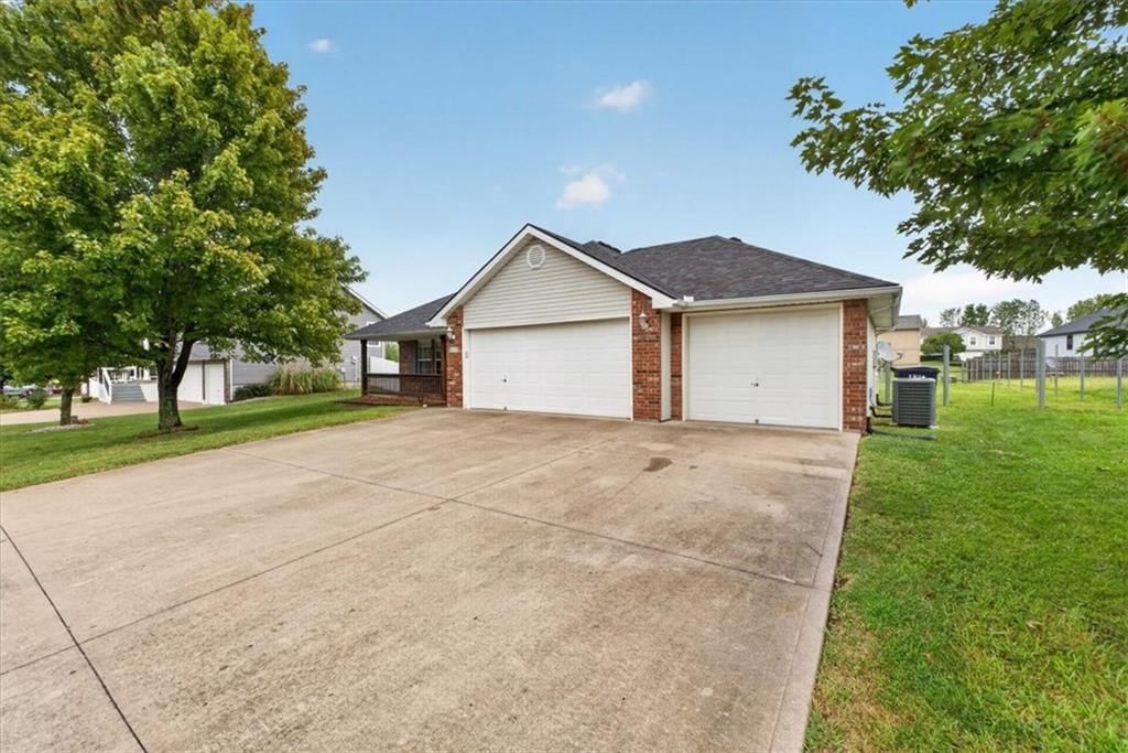507 SW Cross Creek Drive — photo 2