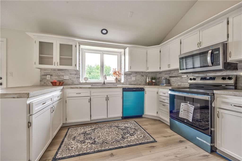 Quartz counters at 1105 Brookside Place, Raymore, MO 64083
