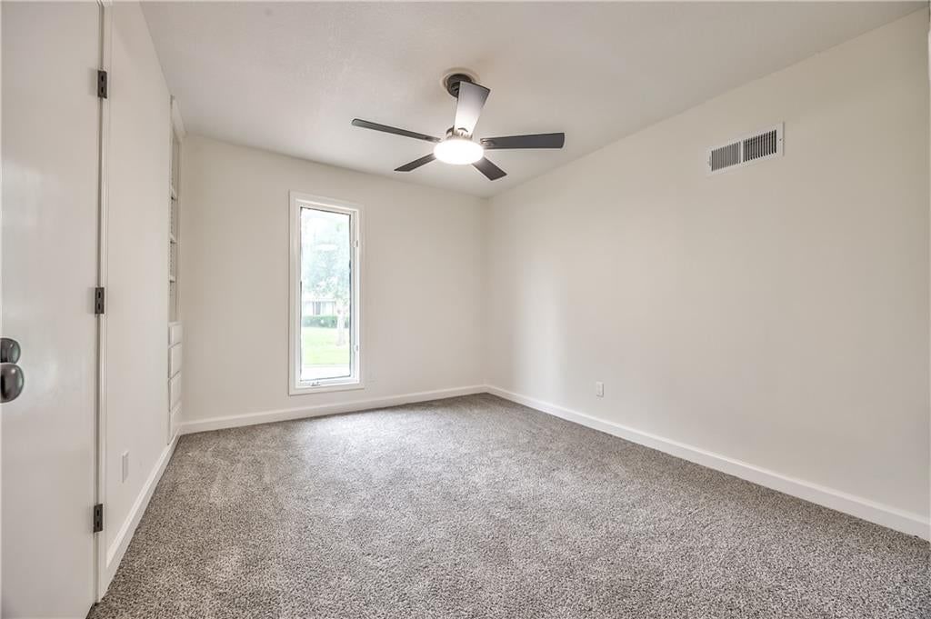 Photo 12 of 33 - 1105 Brookside Place, Raymore, MO 64083