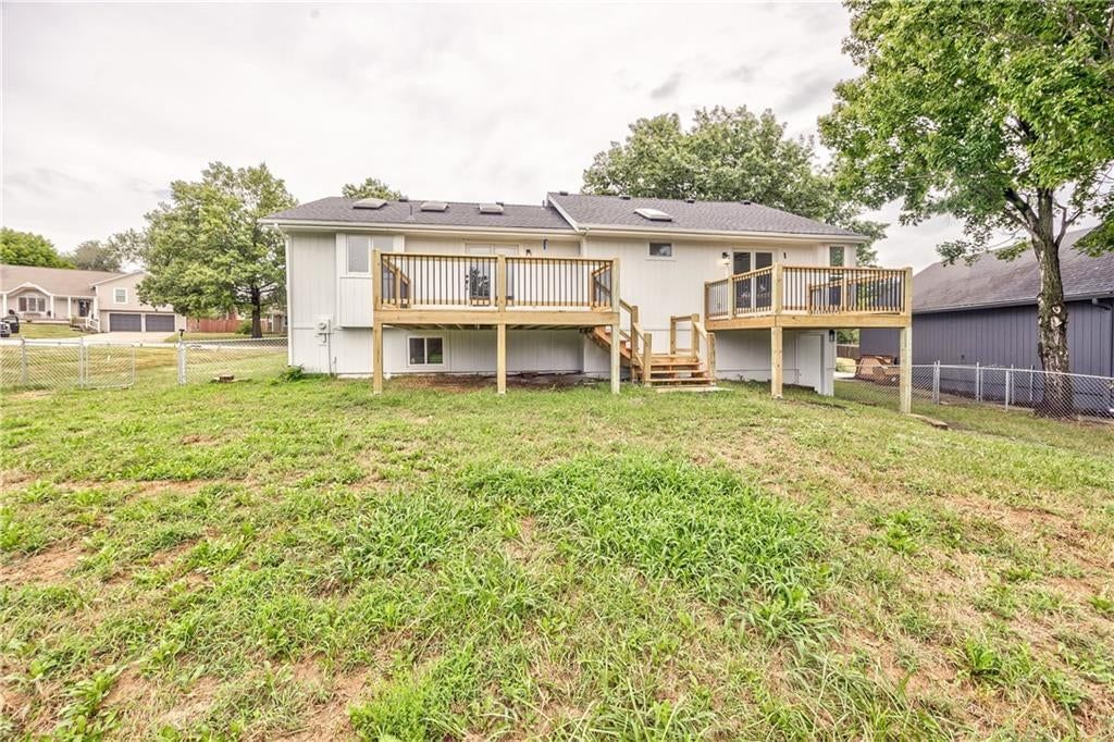 Photo 31 of 33 - 1105 Brookside Place, Raymore, MO 64083