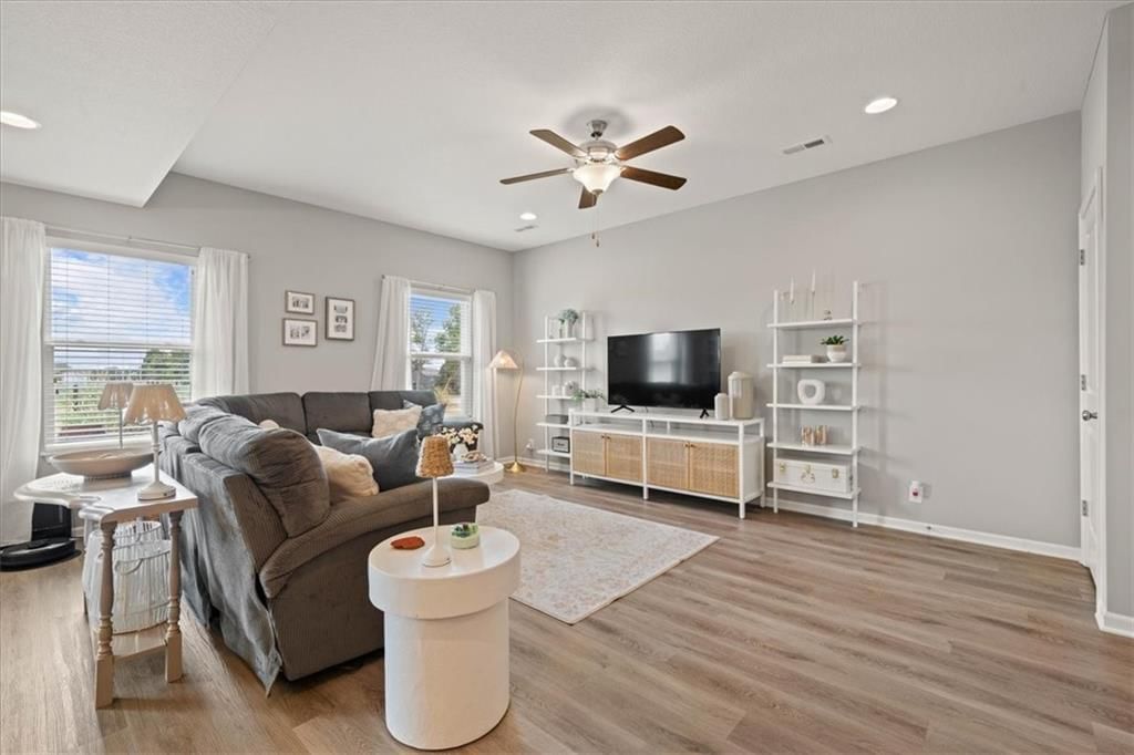 Photo 6 of 32 - 9107 SW 2nd Street, Blue Springs, MO 64064
