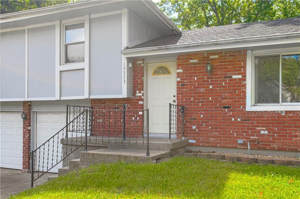 15323 S Circle Drive, Basehor, KS: listing photo 2