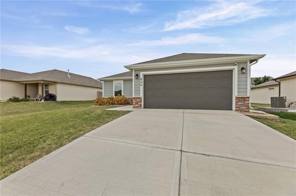 644 N Pear Street — photo 2