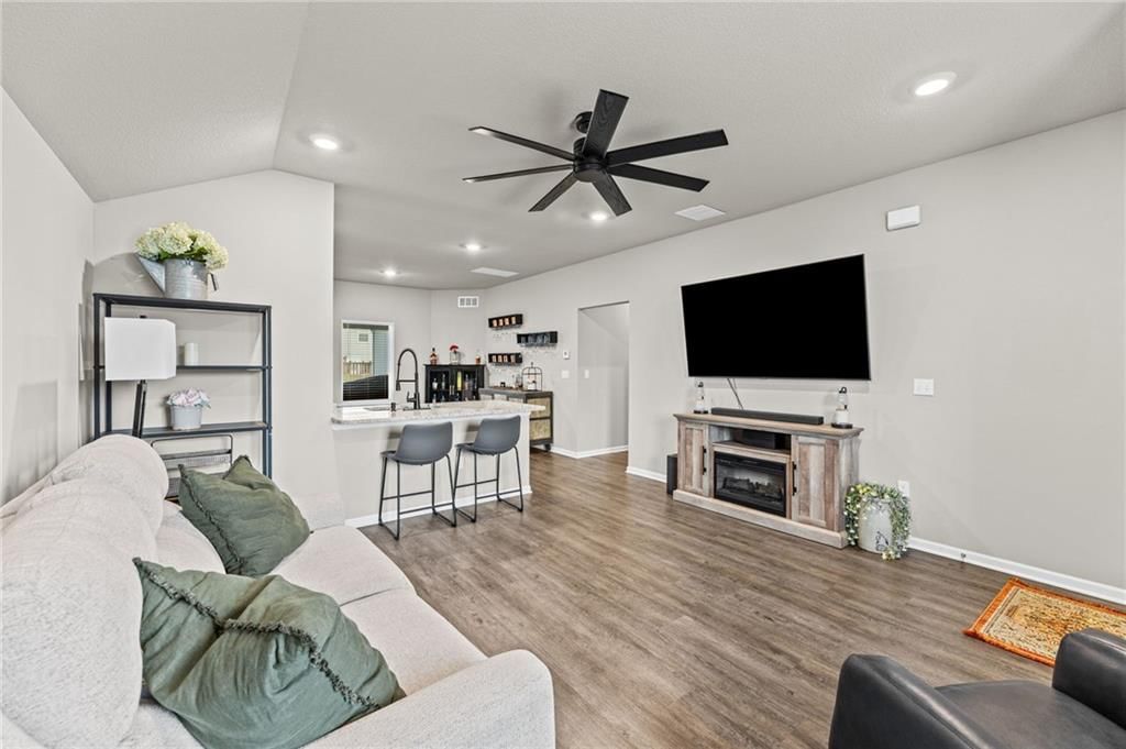 644 N Pear Street — photo 7