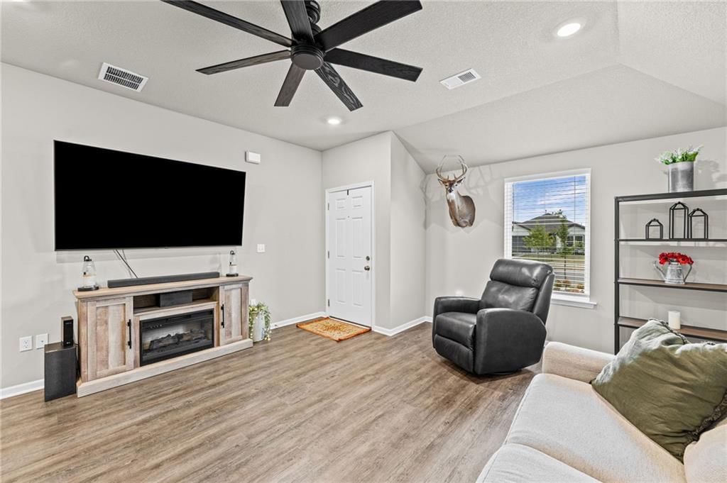 644 N Pear Street — photo 8