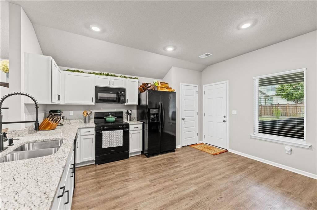644 N Pear Street — photo 14