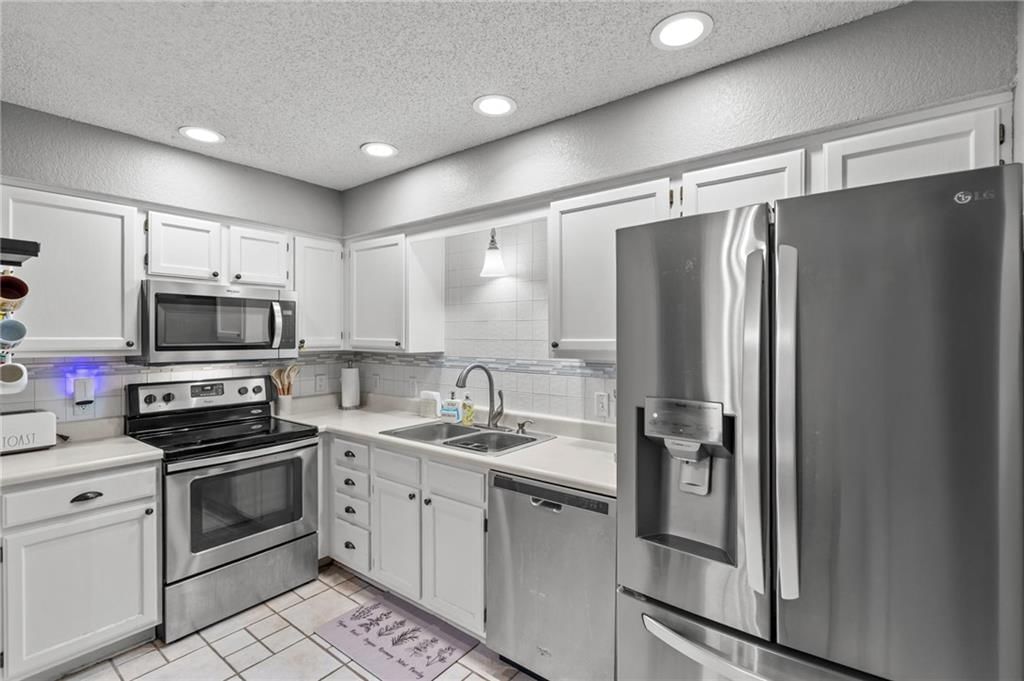 6066 NE Moonstone Drive — photo 10
