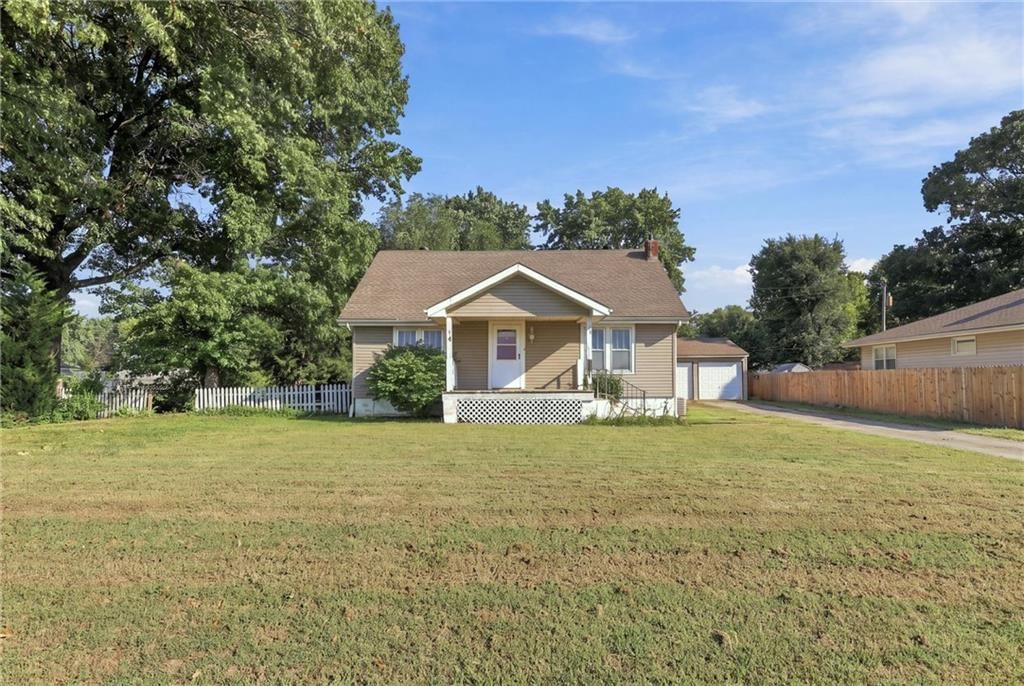 219 W 4th Street, Tonganoxie, KS: listing photo 2