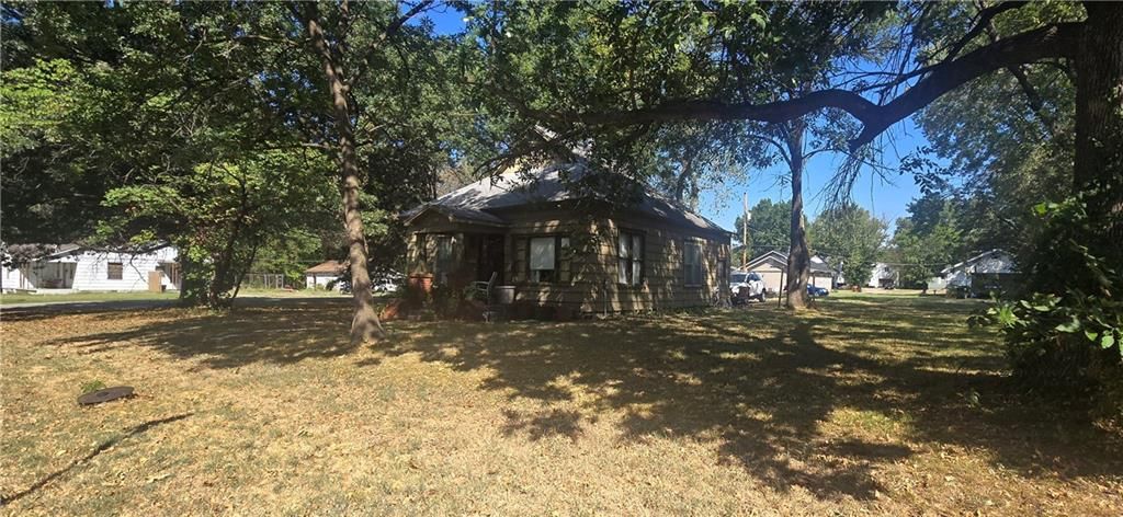 903 E 10th Street — photo 23