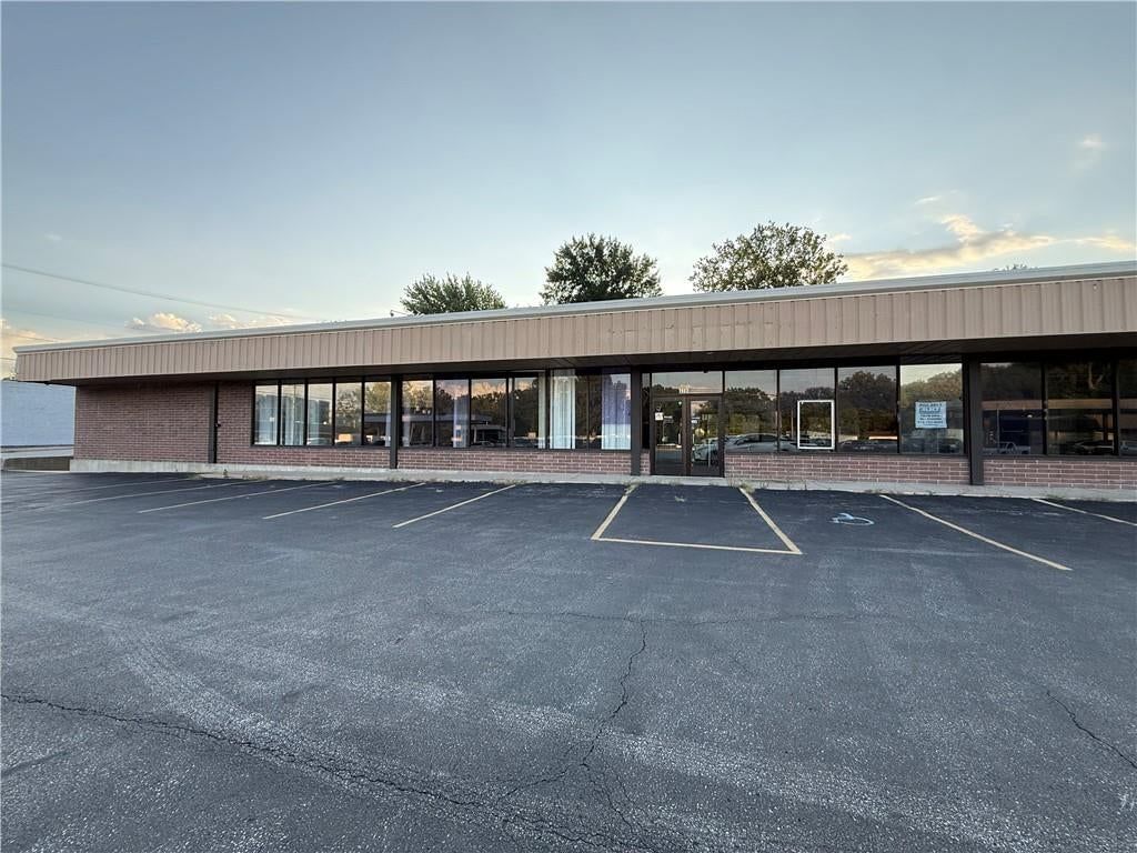 7407 N Oak Trafficway — photo 1