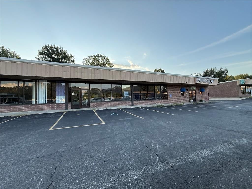 7407 N Oak Trafficway — photo 2