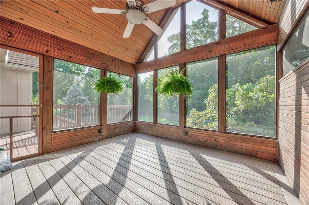 Photo 11 of 33 - 6919 Hallet Drive, Shawnee, KS 66216