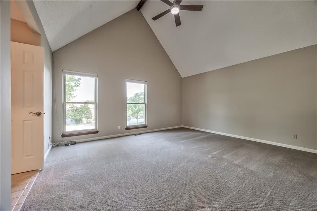 Photo 14 of 33 - 6919 Hallet Drive, Shawnee, KS 66216