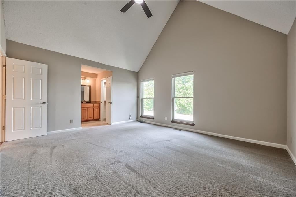 Photo 15 of 33 - 6919 Hallet Drive, Shawnee, KS 66216