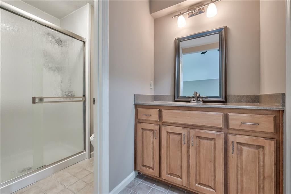 Photo 16 of 33 - 6919 Hallet Drive, Shawnee, KS 66216