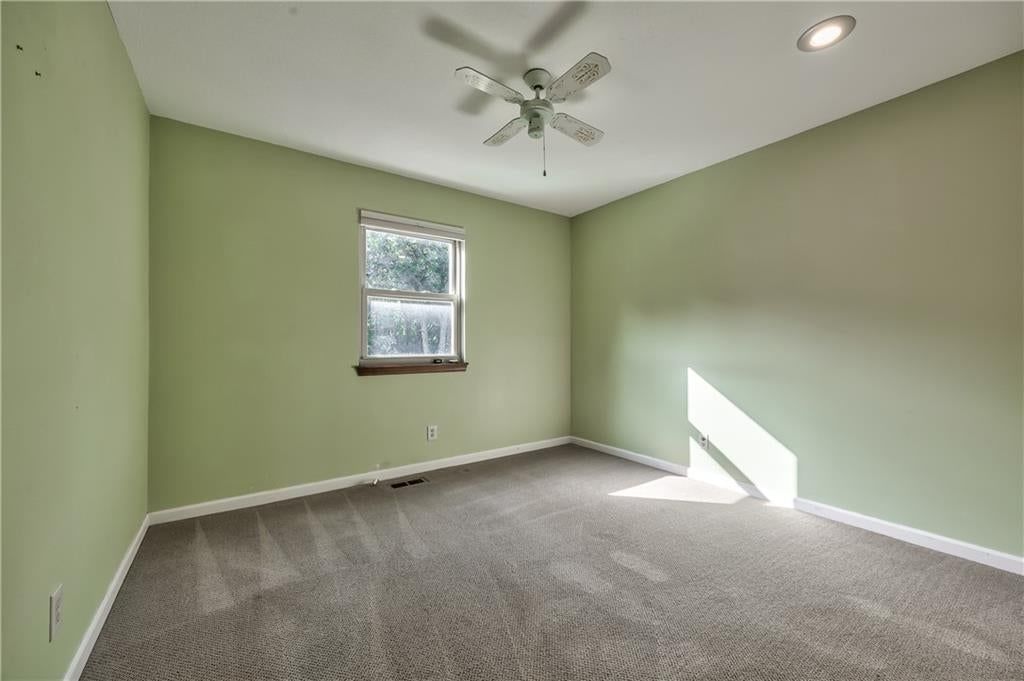 Photo 18 of 33 - 6919 Hallet Drive, Shawnee, KS 66216
