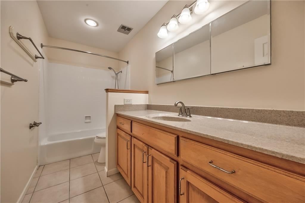 Photo 19 of 33 - 6919 Hallet Drive, Shawnee, KS 66216