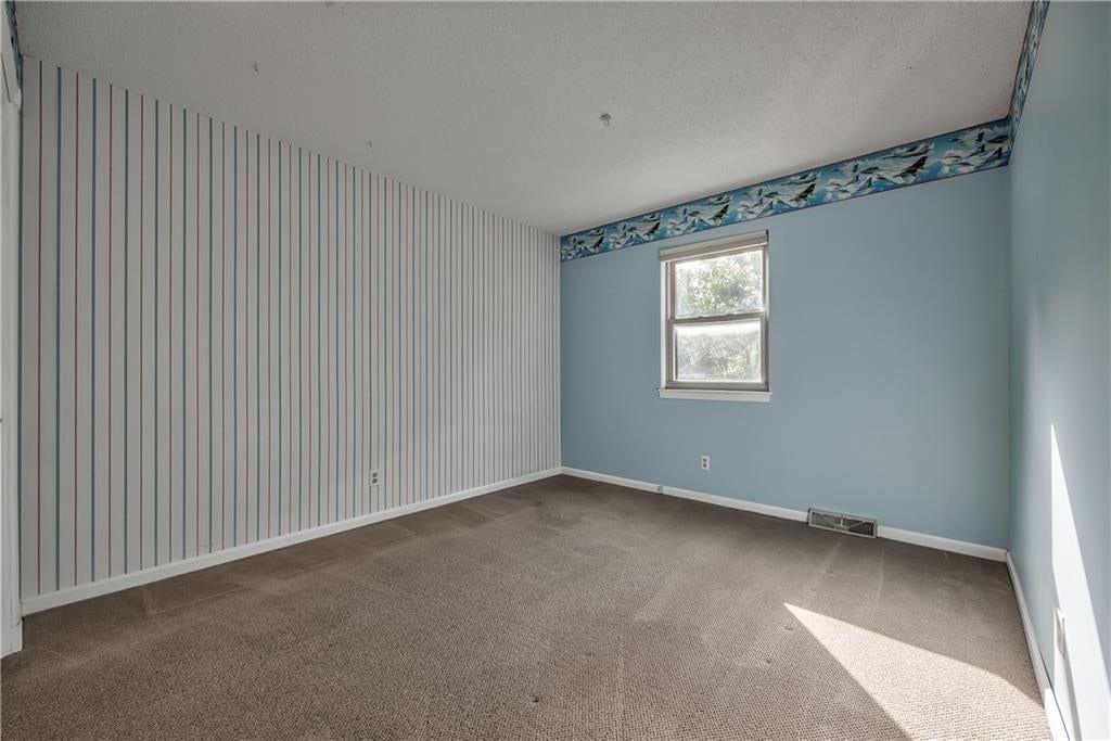 Photo 21 of 33 - 6919 Hallet Drive, Shawnee, KS 66216