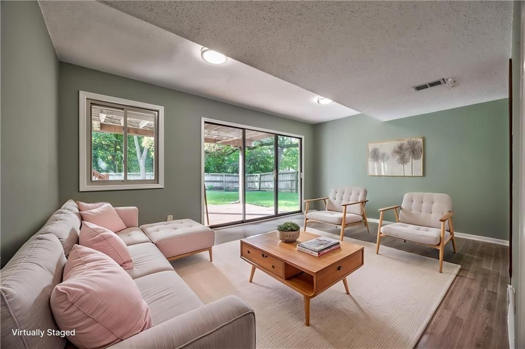 Photo 22 of 33 - 6919 Hallet Drive, Shawnee, KS 66216