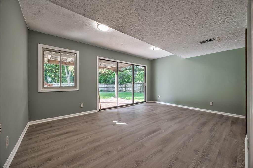 Photo 23 of 33 - 6919 Hallet Drive, Shawnee, KS 66216