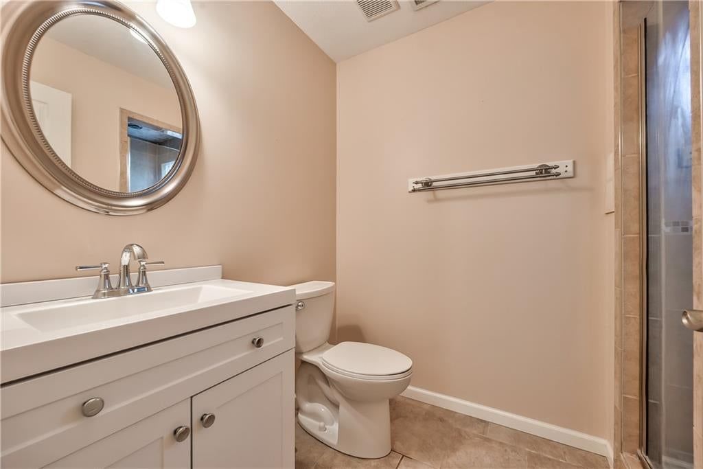 Photo 24 of 33 - 6919 Hallet Drive, Shawnee, KS 66216
