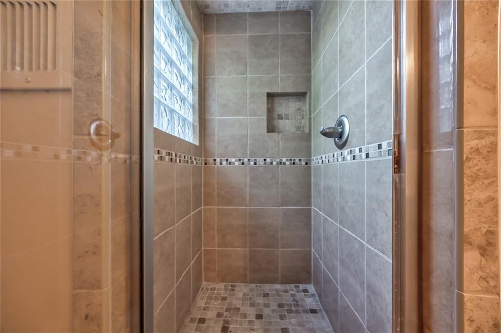 Photo 25 of 33 - 6919 Hallet Drive, Shawnee, KS 66216