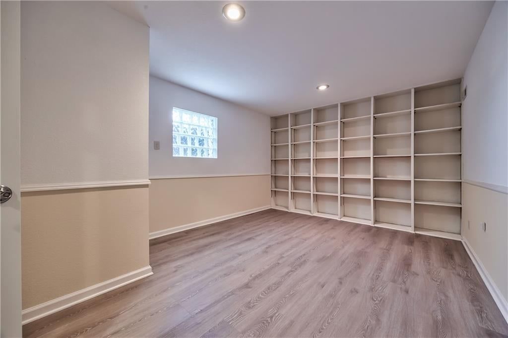 Photo 26 of 33 - 6919 Hallet Drive, Shawnee, KS 66216