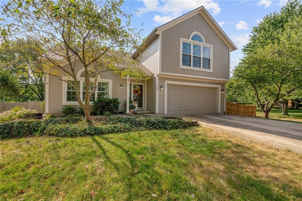308 N 15th Street, Louisburg, KS: listing photo 2
