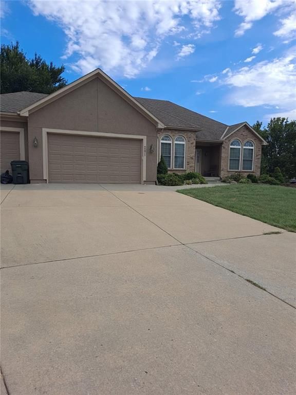 201 E PEACH TREE Lane — photo 1