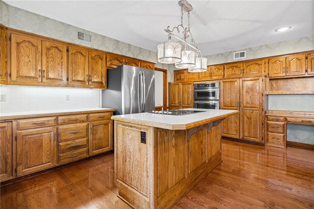 Photo 18 of 53 - 10546 Westgate Street, Overland Park, KS 66215