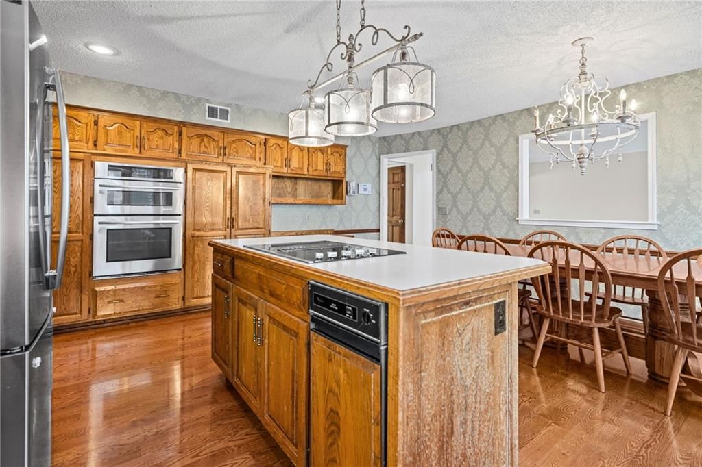 Photo 19 of 53 - 10546 Westgate Street, Overland Park, KS 66215