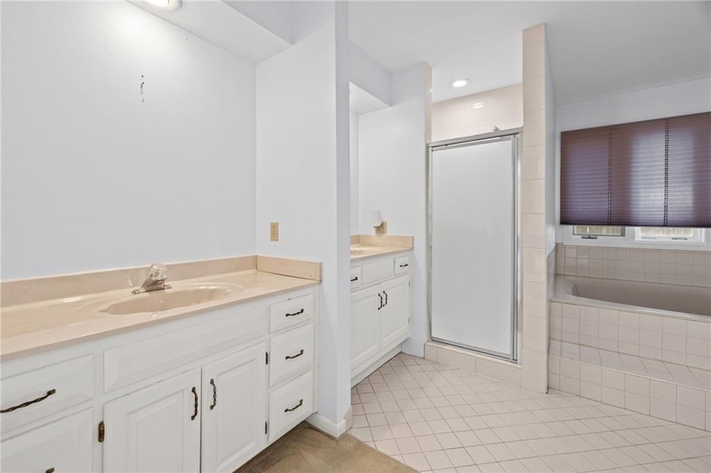 Photo 28 of 53 - 10546 Westgate Street, Overland Park, KS 66215