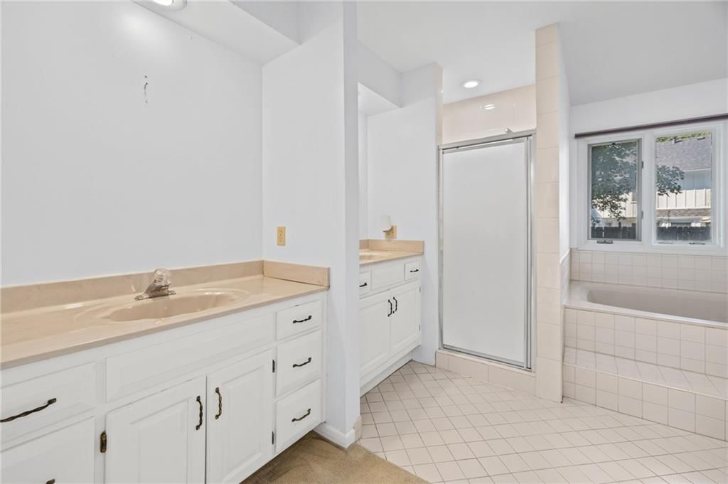 Photo 29 of 53 - 10546 Westgate Street, Overland Park, KS 66215