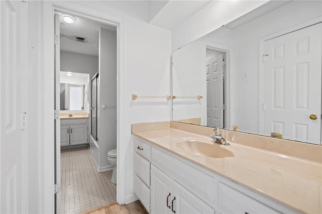 Photo 36 of 53 - 10546 Westgate Street, Overland Park, KS 66215