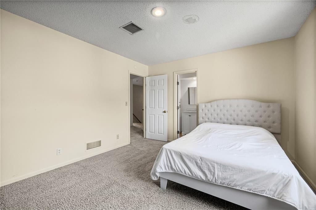 Photo 41 of 53 - 10546 Westgate Street, Overland Park, KS 66215
