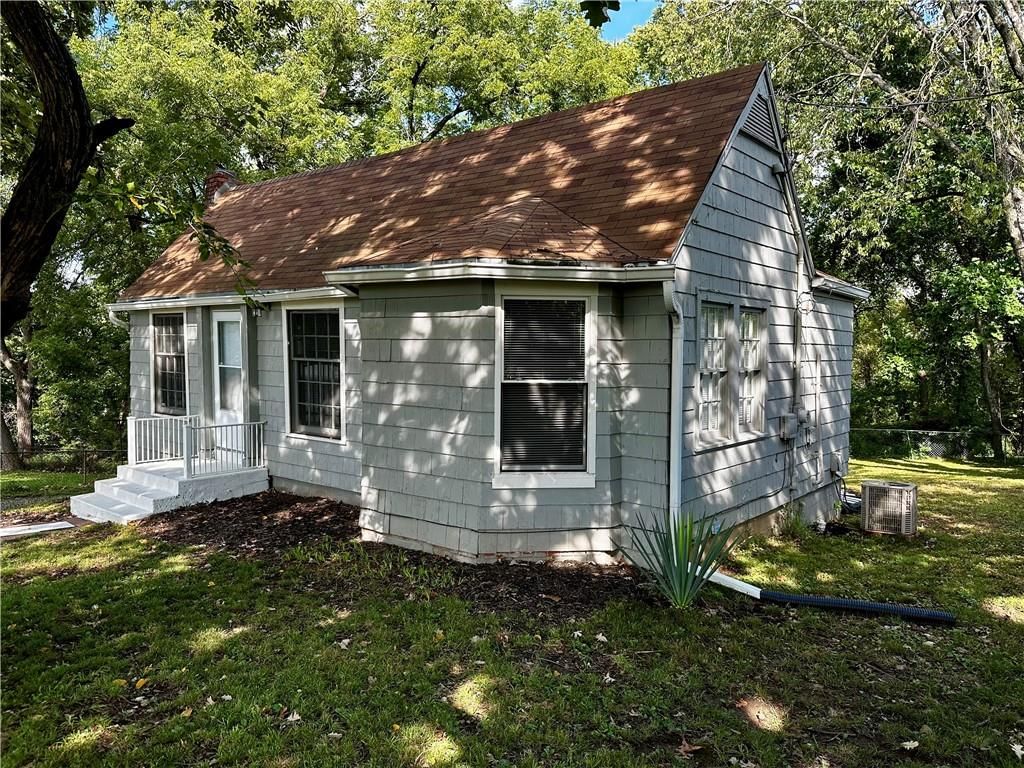 6800 Blue Parkway — photo 23