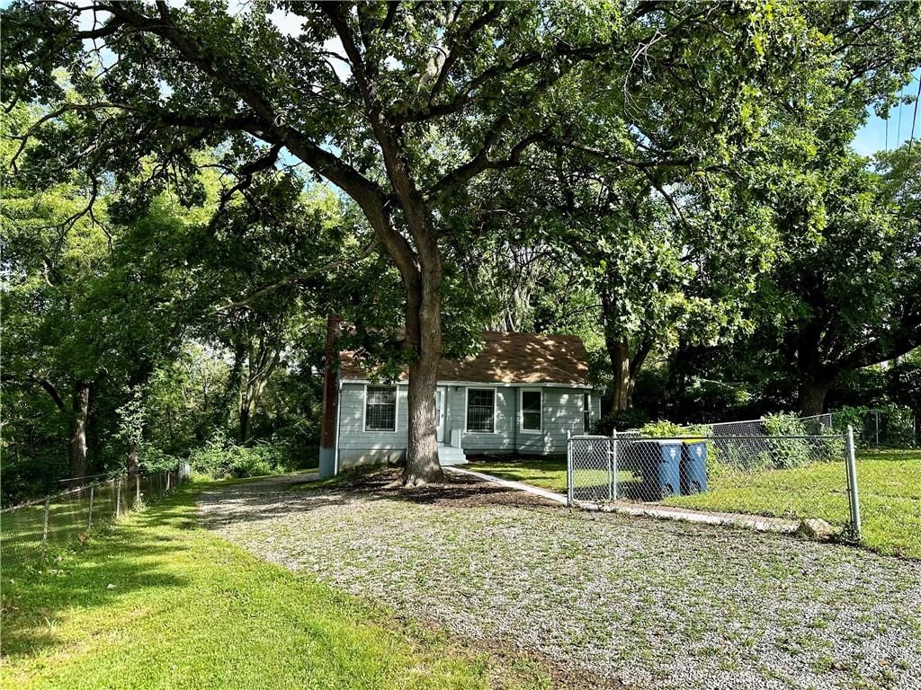 6800 Blue Parkway — photo 24