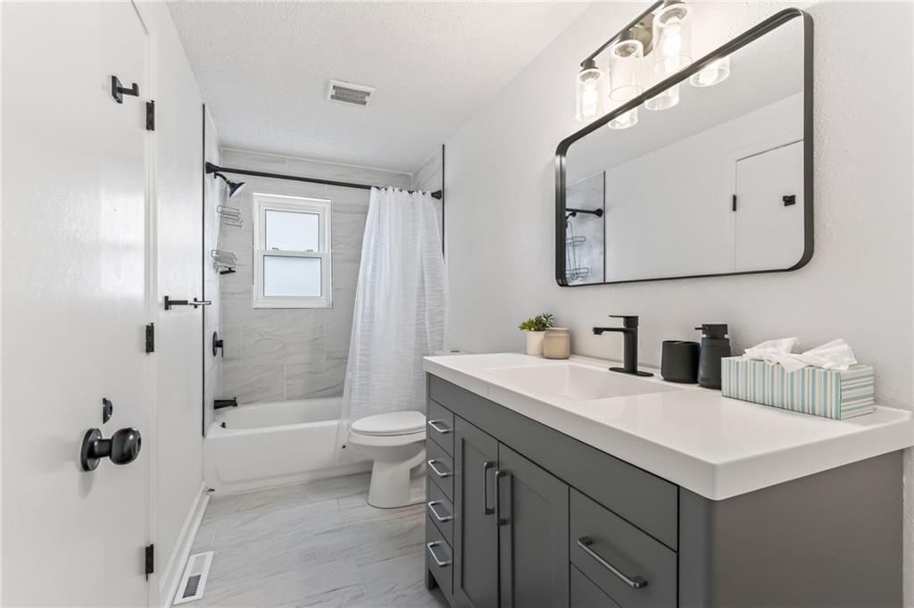 10512 N Oak Trafficway — photo 18
