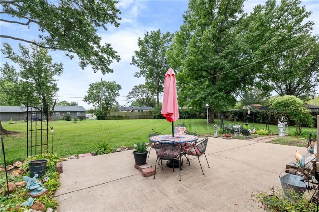 1103 W Ashbury Street — photo 23
