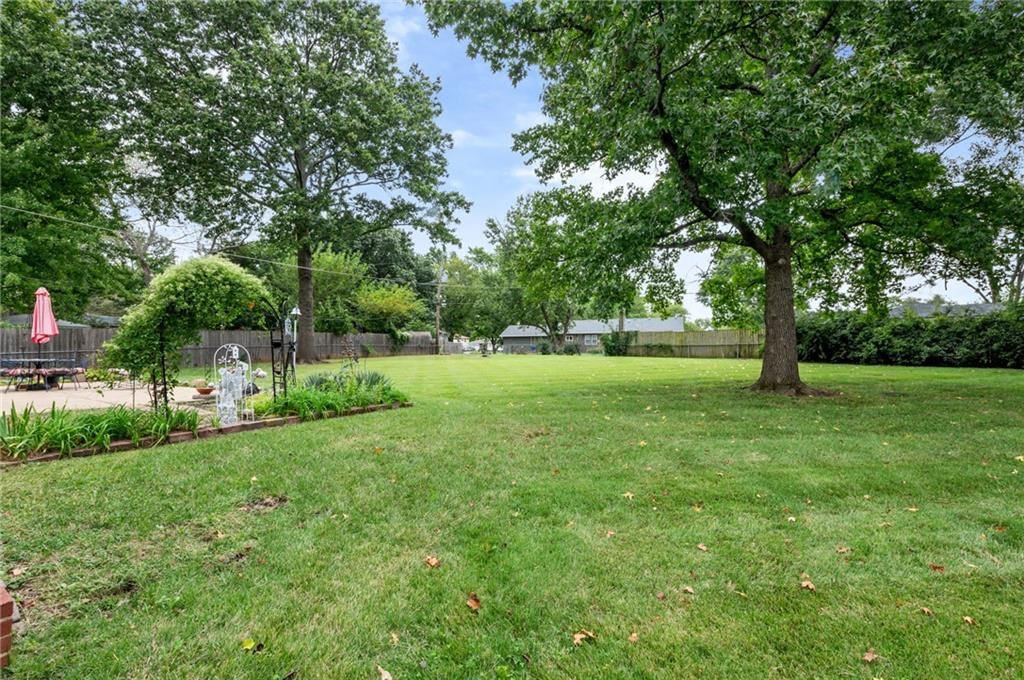 1103 W Ashbury Street — photo 27