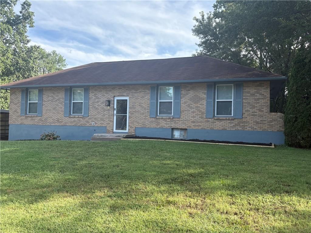 300 Parkwood Drive — photo 1