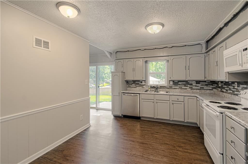 300 Parkwood Drive — photo 12