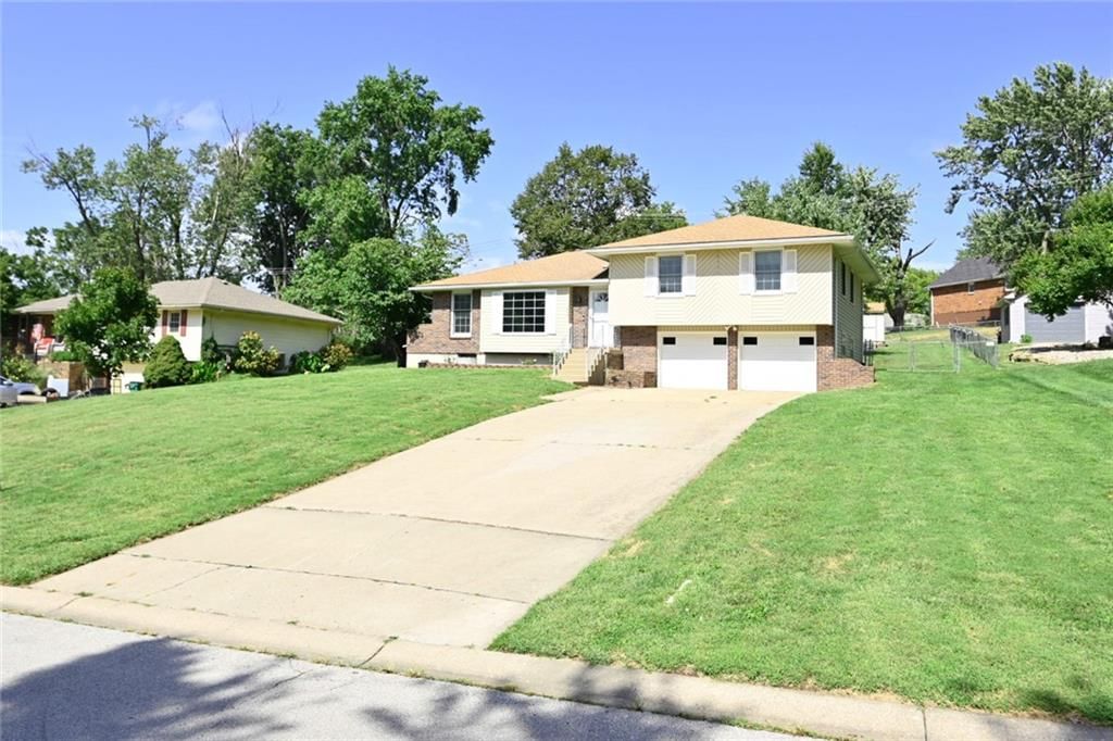 520 Thomas Drive — photo 2