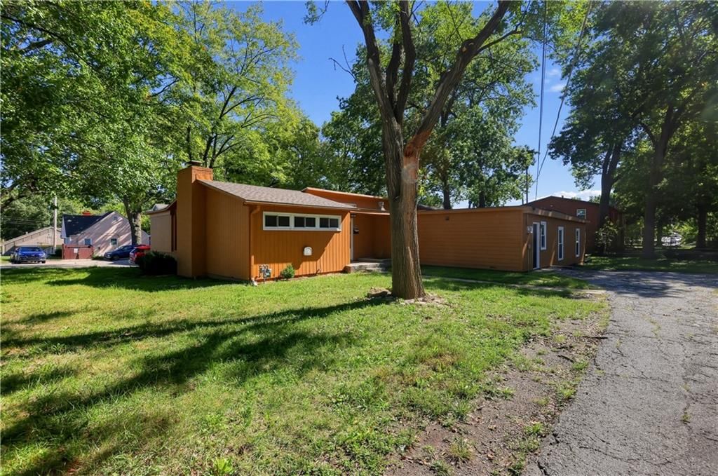 7415 W 61st Street, Overland Park, KS: listing photo 3