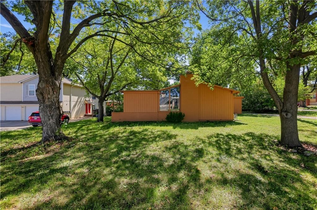 Photo 4 of 31 - 7415 W 61st Street, Overland Park, KS 66202